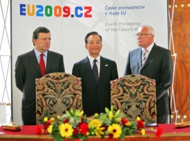 Čínsky Klaus, naštěstí pro Barrosa, nehovoří. Summit EU-Čína.